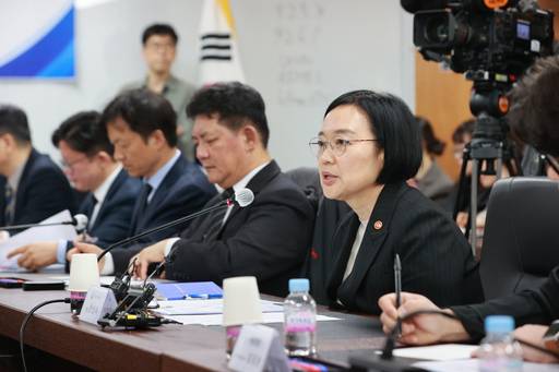 한성숙 중기부 장관이 1일 서울 여의도 소상공인연합회에서 열린'소상공인 분야 영향 점검회의'에서 발언을 하고 있다. /중기부