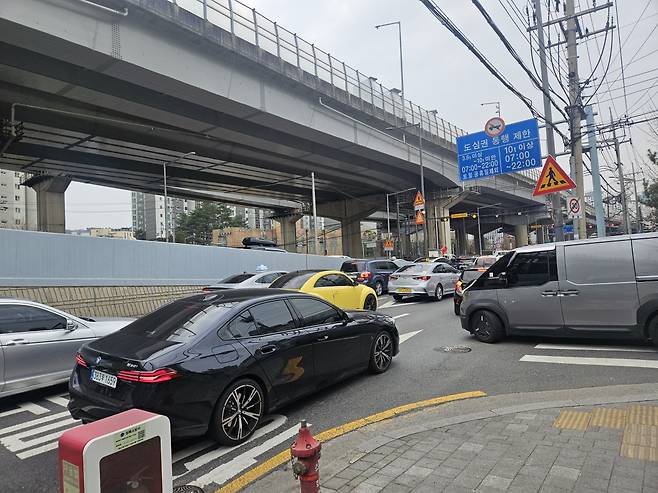 31일 서울시 성북구 하월곡동 하월곡 분기점 교차로 일대가 차량으로 가득 차 있다.(김지영 기자 kjy42)