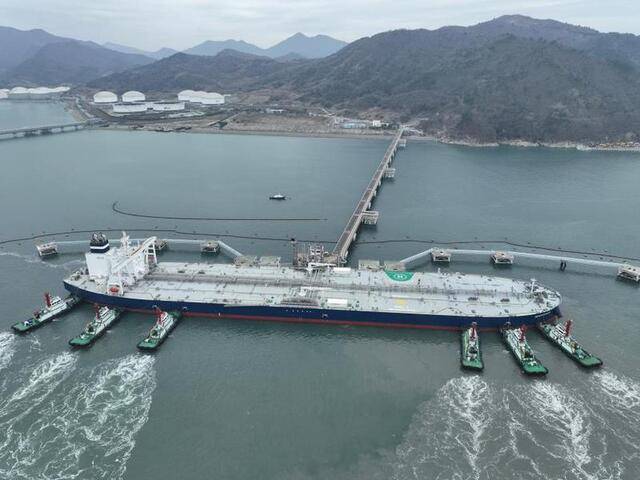 지난 2023년 아부다비국영석유사(ADNOC) 선박이 여수비축기지에 입항하는 모습. 한국석유공사 제공.