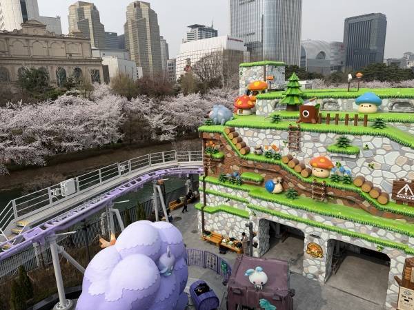 스톤 익스프레스에 탑승해 내려다본 메이플 아일랜드 전경. 레일 아래에는 아르카나 라이드가 위치하고 있다./사진=미디어펜 박재훈 기자