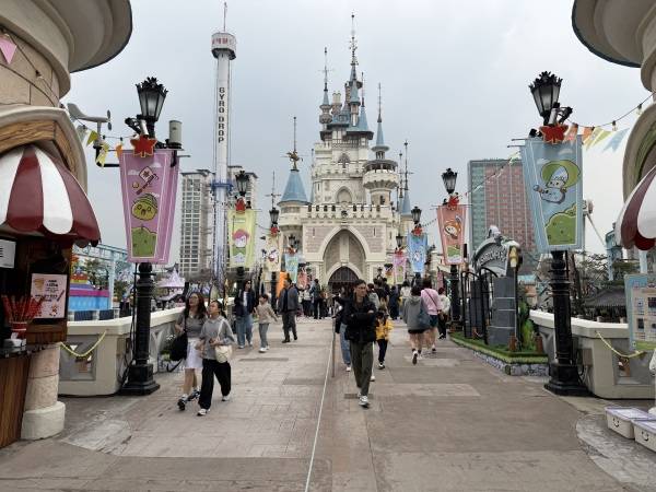 롯데월드 야외로 이동하는 다리 구간. 다리 양편에 게임 내 NPC와 몬스터 건물 등의 오브제가 자리하고 있다./사진=미디어펜 박재훈 기자