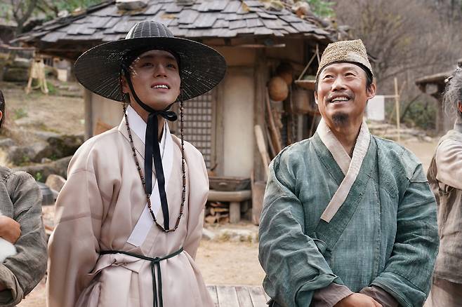 영화 ‘왕과 사는 남자’의 단종과 보수주인 엄흥도.