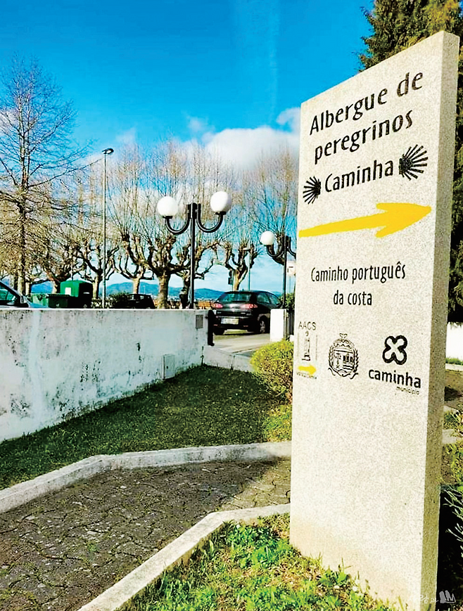 이런 알베르게를 알리는 이정표는 순례자들이 가장 좋아하는 조형물이다.