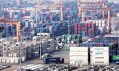 평택항에 쌓여있는 컨테이너[출처: 연합뉴스 자료사진]