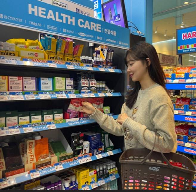 GS25에서 건기식을 고르는 모습. (사진=GS리테일)