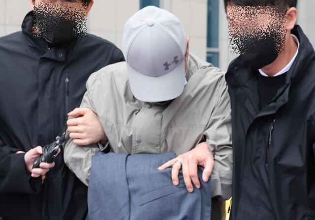 식당 공용 화장실에 불법 카메라를 설치한 충북교육청 장학관이 1일 청주지법에서 영장실질심사를 받은 뒤 호송차에 오르고 있다. (사진=연합뉴스)