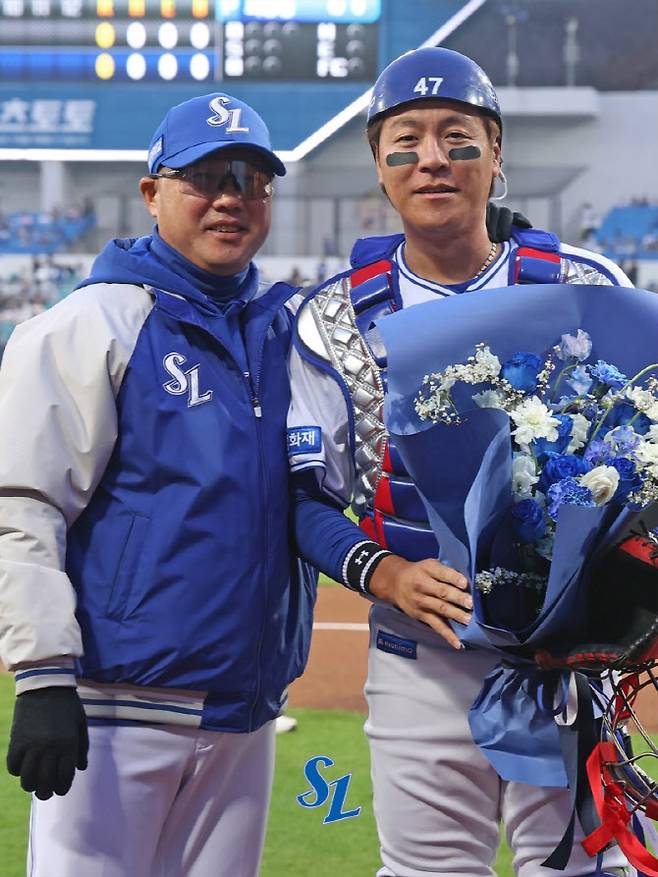 통산 2500경기 출전 기록을 세운 삼성라이온즈 포수 강민호가 박진만 감독으로부터 축하를 받고 있다. 사진=삼성라이온즈