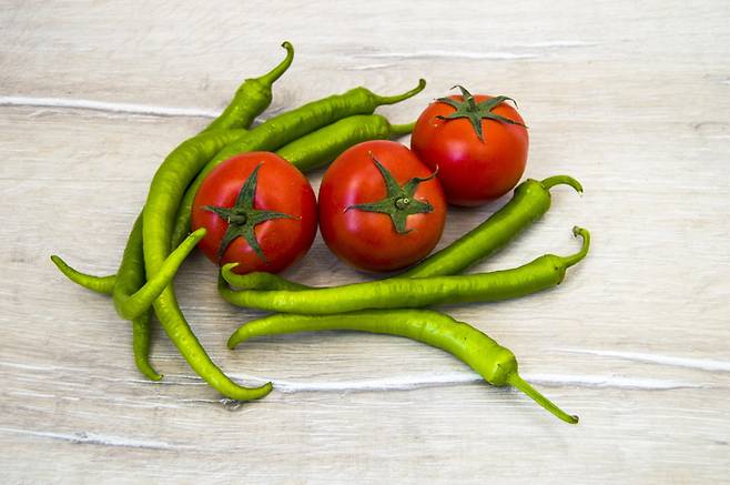 다량의 산을 포함한 음식은 밤에 속 쓰림 등 불편함을 유발한다. 이런 음식에는 토마토 음식과 매운 요리가 포함된다. 사진=게티이미지뱅크