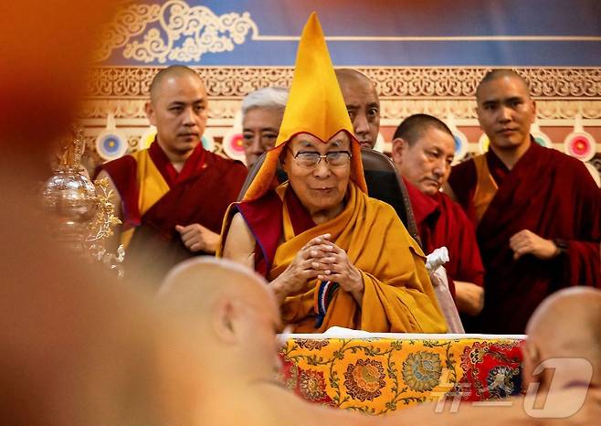 달라이 라마가 30일(현지 시간) 인도 다람살라 북부 맥레오드 간즈에 위치한 티베트 사원에서 열린 자신의 90세 생일 기념 장수 기도식에 참석하고 있다. 2025.06.30 ⓒ AFP=뉴스1 ⓒ AFP=뉴스1