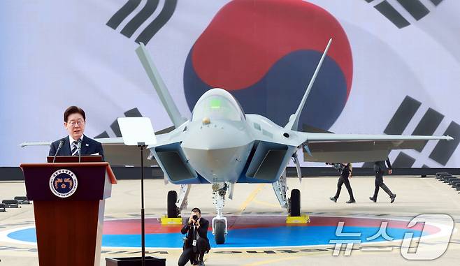 이재명 대통령이 3월 25일 경남 사천 한국항공우주산업에서 열린 KF-21 양산 1호기 출고식에서 격려사를 하고 있다. 2026.3.25 ⓒ 뉴스1 이재명 기자