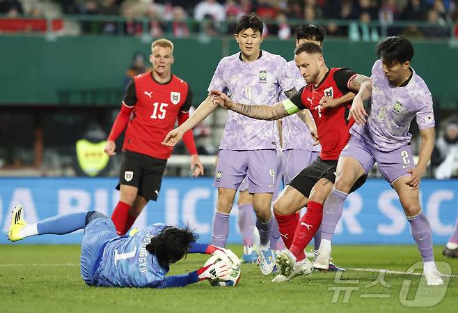 홍명보호의 스리백이 2경기 연속 실점했다.ⓒ 로이터=뉴스1