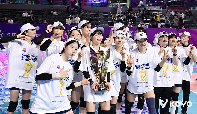 13일 인천 삼산월드체육관에서 열린 2025-2026 프로배구 V리그 여자부 흥국생명과의 경기에서 승리하며 정규리그 1위를 차지한 한국도로공사 선수들이 기념촬영을 하고 있다. (KOVO 제공. 재판매 및 DB 금지) 2026.3.13 ⓒ 뉴스1