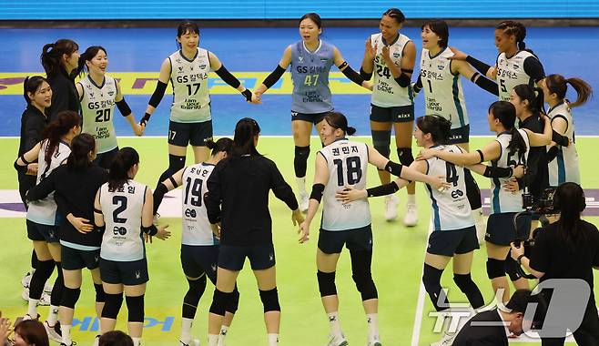 26일 오후 경기 수원시 장안구 수원종합운동장 실내체육관에서 열린 2025-26 V리그 여자부 플레이오프 현대건설과 GS칼텍스의 경기에서 세트 스코어 3대1로 승리한 GS칼텍스 선수들이 기쁨을 나누고 있다. 2026.3.26 ⓒ 뉴스1 김영운 기자