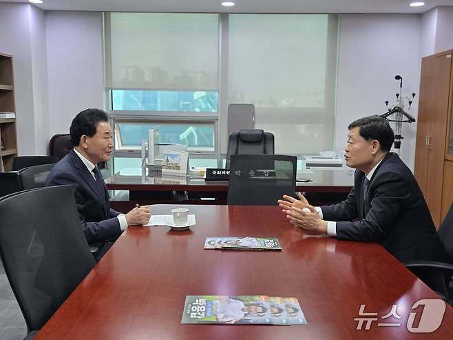 박용갑 의원이 정왕국 SR대표에게 KTX 노선 신설을 요청하고 있다.(의원실 제공. 재판매 및 DB금지)/뉴스1
