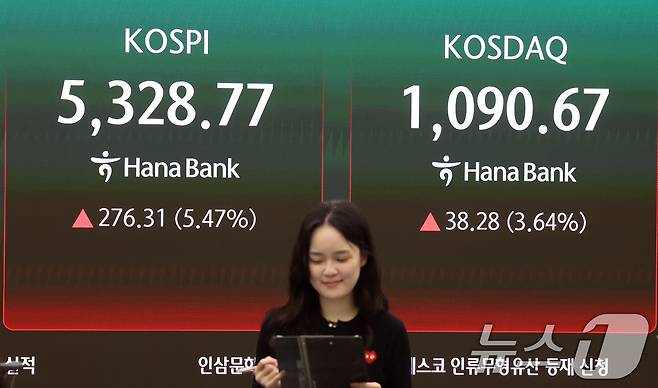 코스피 지수가 5% 넘게 오르며 장 초반 매수 사이드카가 발동된 1일 오전 서울 중구 하나은행 딜링룸 전광판에 코스피 시황이 표시되고 있다. 이날 코스피는 전 거래일 대비 277.58%(5.49%) 상승한 5330.04로 출발했다. 2026.4.1 ⓒ 뉴스1 황기선 기자