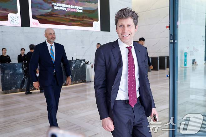 샘 올트먼(Sam Altman) 오픈 AI CEO가 1일 오후 서울 종로구 SK서린빌딩에서 최태원 SK그룹 회장과 회동을 마친 뒤 차량으로 향하고 있다. 2025.10.1 ⓒ 뉴스1 안은나 기자