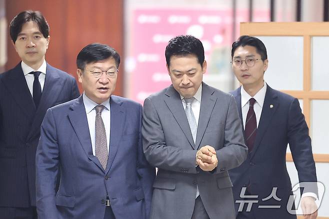 장동혁 국민의힘 대표와 정점식 정책위의장이 1일 서울 여의도 국회에 서열린 국민의힘 정책공모전 '국민의 아이디어, 정책이 됩니다' 시상식에 참석하고 있다. 2026.4.1 ⓒ 뉴스1 신웅수 기자