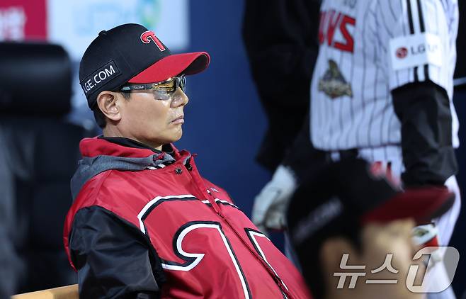 31일 서울 송파구 잠실야구장에서 열린 '2026 신한 SOL KBO리그' 열린 KIA 타이거즈와 LG트윈스의 경기에서 염경엽 LG 감독이 2-7로 패색이 짙은 9회초 굳은 얼굴로 경기를 지켜보고 있다. 2026.3.31 ⓒ 뉴스1 오대일 기자