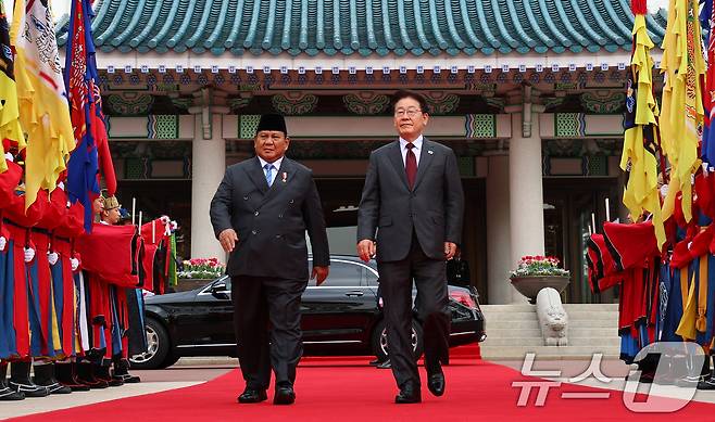 이재명 대통령이 1일 청와대에서 국빈 방한한 프라보워 수비안토 인도네시아 대통령을 영접하고 있다. 2026.4.1 ⓒ 뉴스1 이재명 기자