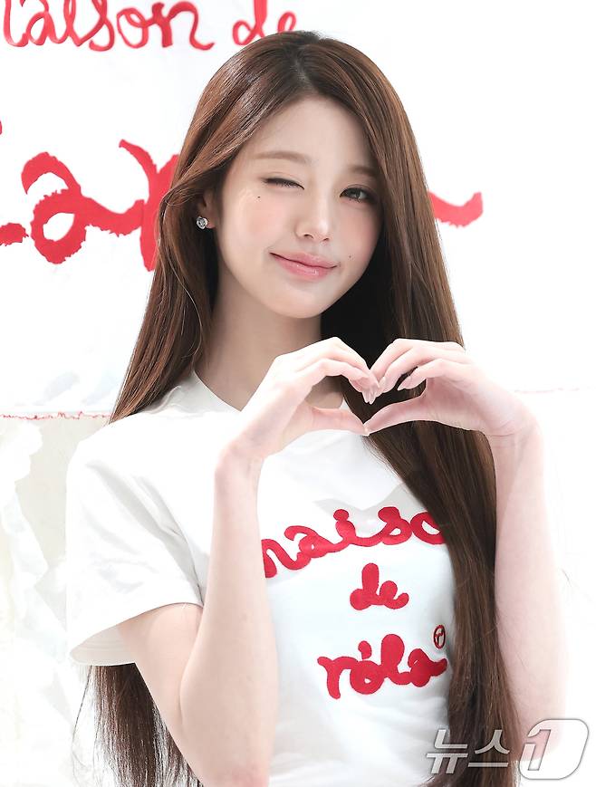 그룹 아이브(IVE)의 장원영이 1일 서울 종로구 로라로라(ROLAROLA) 서촌 플래그십 스토어에서 진행된 오픈 기념 행사에서 하트를 그리고 있다. ⓒ 뉴스1 권현진 기자