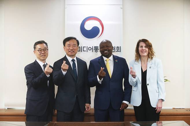 김종철 방송미디어통신위원회 위원장(왼쪽에서 두번째)이 1일 정부과천청사에서 윌슨 화이트 구글 글로벌 공공정책 총괄 부사장(오른쪽에서 두번째), 카라 베일리 안드로이드 생태계 전략 담당 부사장(오른쪽에서 첫번째)과 면담후 기념촬영을 하고 있다.(방송미디어통신위원회 제공. 재판매 및 DB금지)2026.4.1 ⓒ 뉴스1