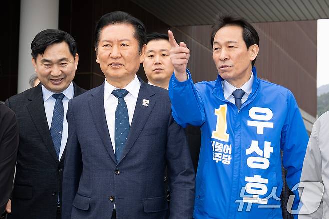 더불어민주당 정청래 대표(가운데). 2026.4.1 ⓒ 뉴스1 유승관 기자