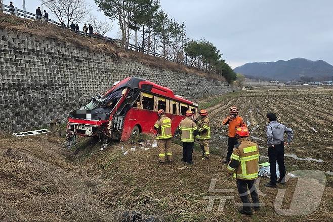음성 원남면 통근버스 사고 현장.(충북소방본부 제공. 재판매 및 DB금지)