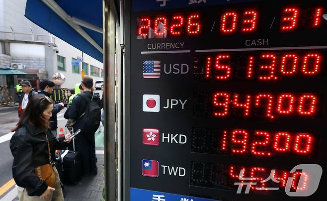 31일 서울 중구 명동 환전소에서 외국인 관광객들이 환전을 하고 있다. 2026.3.31 ⓒ 뉴스1 김명섭 기자