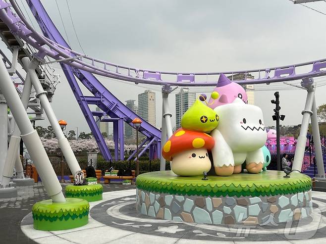 넥슨이 롯데월드 야외공간에 설치한 메이플랜드 모습.2026.4.1 ⓒ 뉴스1 김민재 기자