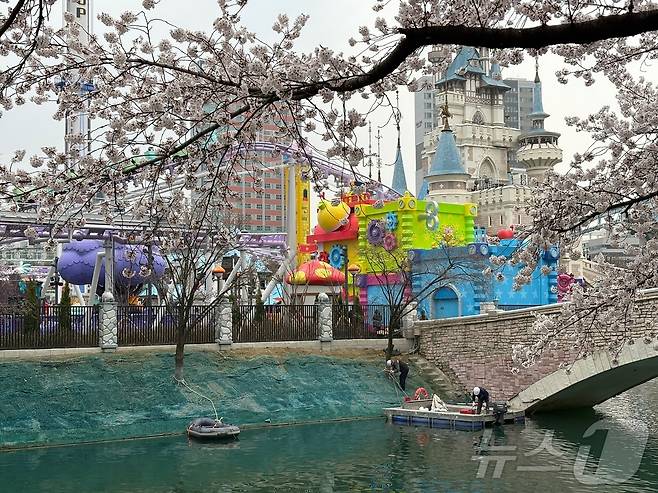 넥슨이 롯데월드 야외공간에 설치한 메이플랜드 모습.2026.4.1 ⓒ 뉴스1 김민재 기자