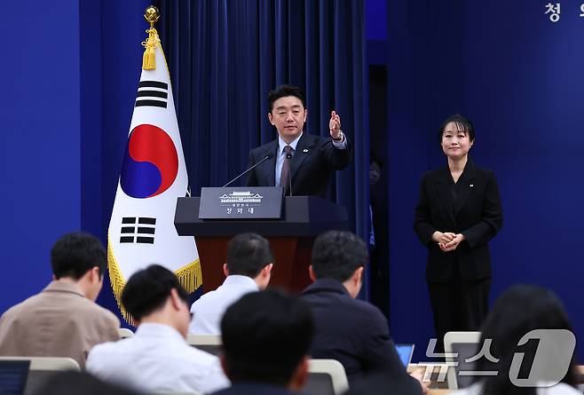 강훈식 대통령 비서실장이 지난달  6일 청와대 춘추관에서 UAE 체류 국민 귀국 지원 및 원유 확보 관련 브리핑을 하고 있다. 2026.3.6 ⓒ 뉴스1 허경 기자