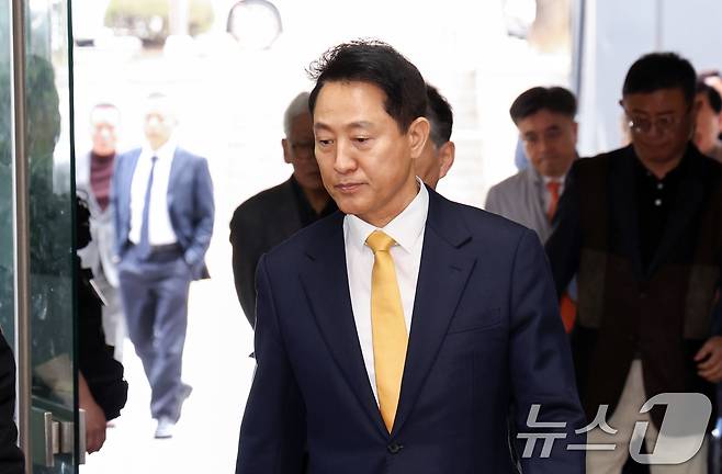 정치자금법 위반 혐의를 받는 오세훈 서울시장이 1일 서울 서초구 서울중앙지방법원에서 열린 여론조사 대납 의혹 사건 1심 속행 공판에 출석하고 있다. 2026.4.1 ⓒ 뉴스1 최지환 기자
