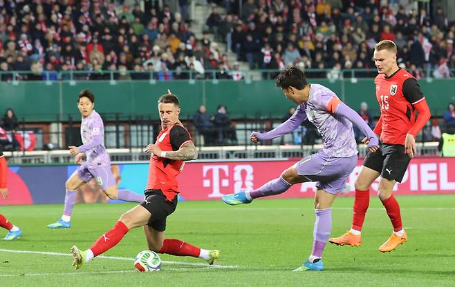 1일 오스트리아 빈 에른스트 하펠 스타디움에서 열린 한국 축구 국가대표팀과 오스트리아의 평가전에서 손흥민이 왼발슛을 날리고 있다. 사진 | 빈=연합뉴스