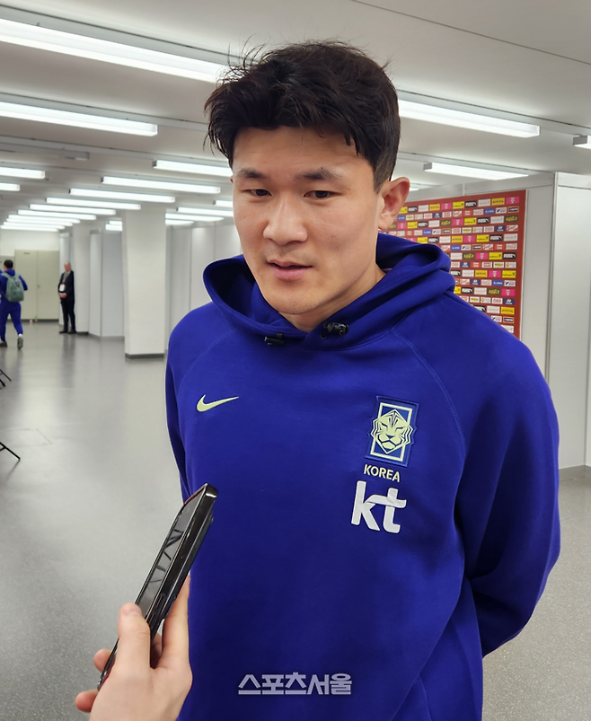 김민재가 1일 오전(한국시간) 에른스트-하펠 슈타디온에서 열린 오스트리아와 A매치 평가전 직후 공동취재구역에서 국내 취재진과 인터뷰하고 있다. 사진 | 빈(오스트리아)=김용일 기자