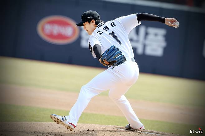 KT 고영표가 20일 수원케이티위즈파크에서 열린 2026 KBO리그 시범경기 키움과 경기에 선발 등판해 힘차게 공을 던지고 있다. 사진 | KT 위즈