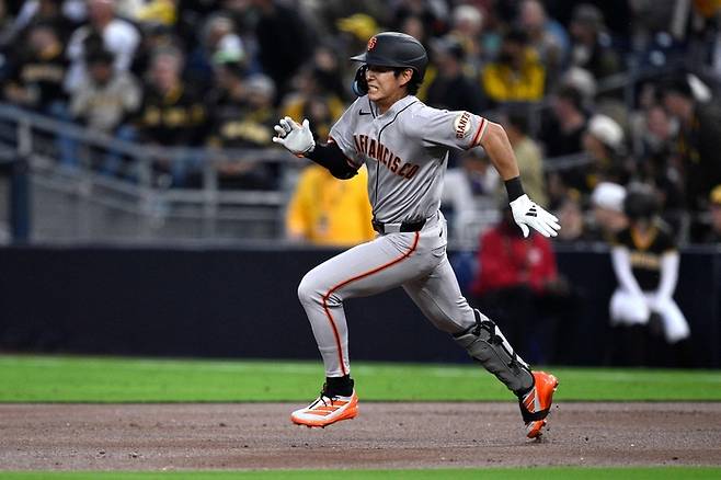 샌프란시스코 이정후가 1일(한국시간) 미국 캘리포니아주 샌디에이고 펫코 파크에서 열린 2026 메이저리그(ML) 정규시즌 샌디에이고와 경기에서 1회초 2타점 2루타를 때리고 있다. 사진 | 샌디에이고= AFP연합뉴스