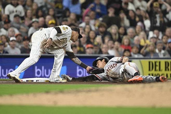 샌프란시스코 이정후가 1일(한국시간) 미국 캘리포니아주 샌디에이고 펫코 파크에서 열린 2026 메이저리그(ML) 정규시즌 샌디에이고와 경기에서 5회초 2루타를 때린 후 상대 수비 실수 때 3루까지 달려 슬라이딩으로 들어가고 있다. 사진 | 샌디에이고=Imagn Images 연합뉴스