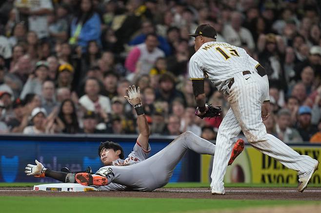 샌프란시스코 이정후가 1일(한국시간) 미국 캘리포니아주 샌디에이고 펫코 파크에서 열린 2026 메이저리그(ML) 정규시즌 샌디에이고와 경기에서 5회초 2루타를 때린 후 상대 수비 실수 때 3루까지 달려 슬라이딩으로 들어가고 있다. 사진 | 샌디에이고=Imagn Images 연합뉴스