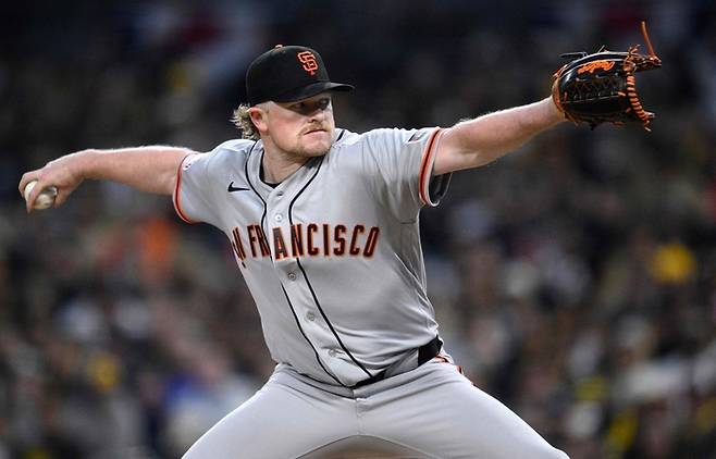 샌프란시스코 로건 윕이1일(한국시간) 미국 캘리포니아주 샌디에이고 펫코 파크에서 열린 2026 메이저리그(ML) 정규시즌 샌디에이고와 경기에 선발 등판해 역투하고 있다ㅏ. 사진 | 샌디에이고=AFP연합뉴스