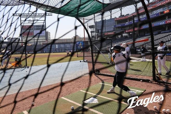 한화 손아섭이 28일 대전 한화생명 볼파크에서 열린 2026 KBO리그 정규시즌 개막전 키움과 경기에 앞서 타격훈련을 하고 있다. 사진 | 한화 이글스