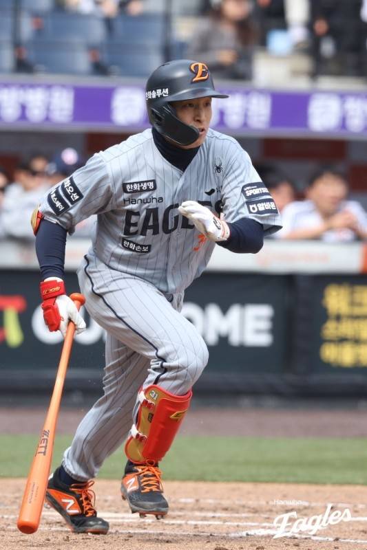 한화 손아섭이 16일 대전 한화생명 볼파크에서 열린 2026 KBO리그 시범경기 두산과 경기에서 안타를 치고 있다. 사진 | 한화 이글스