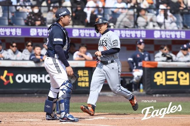 손아섭이 16일 대전 한화생명 볼파크에서 열린 2026 KBO리그 시범경기 두산전에서 득점하고 있다. 사진 | 한화 이글스