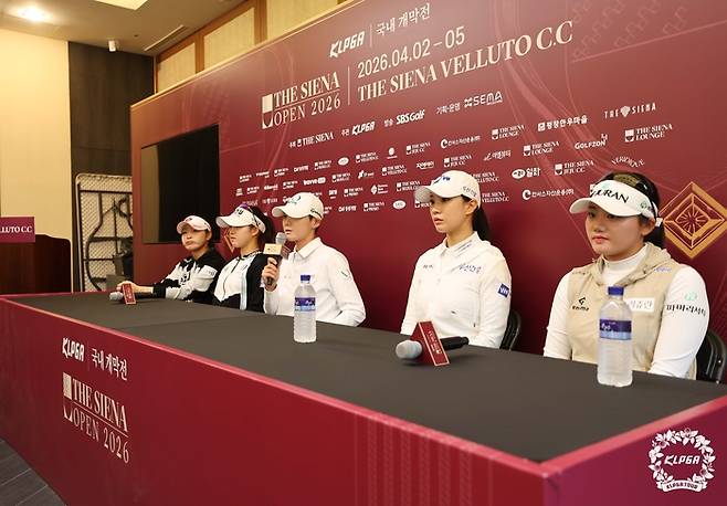 KLPGA투어 국내 개막전 더 시에나 오픈 미디어데이에 참석한 선수들이 박성현(가운데)의 답변을 듣고 있다. 사진 | KLPGA