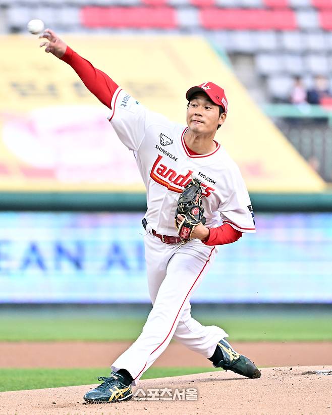 SSG 타케다가 1일 인천SSG랜더스필드에서 열린 2026 KBO리그 키움과 경기에 선발 등판해 힘차게 공을 던지고 있다. 다케다의 KBO리그 데뷔 첫 등판이다. 문학 | 박진업 기자 upandup@sportsseoul.com