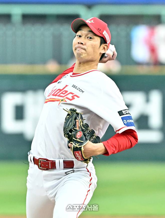 SSG 타케다가 1일 인천SSG랜더스필드에서 열린 2026 KBO리그 키움과 경기에 선발 등판해 힘차게 공을 던지고 있다. 다케다의 KBO리그 데뷔 첫 등판이다. 문학 | 박진업 기자 upandup@sportsseoul.com