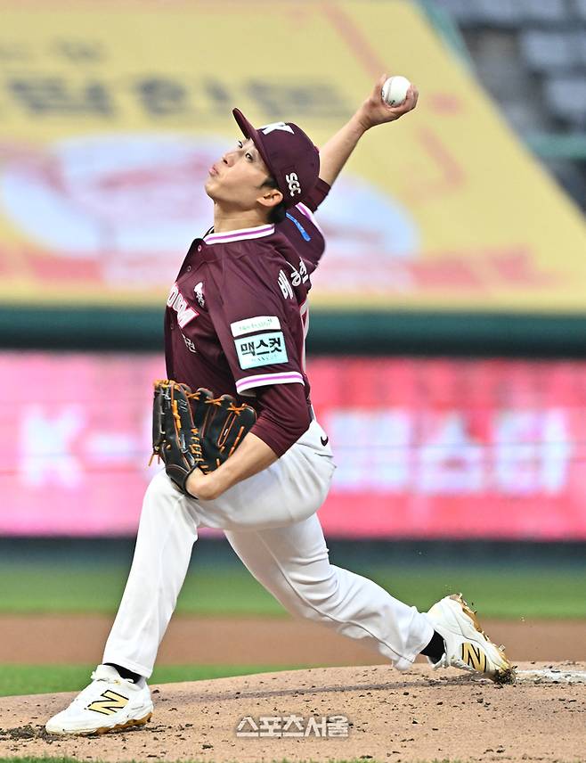 키움 배동현이 1일 문학구장에서 열린 2026 KBO리그 SSG와의 경기에 선발 등판해 힘차게 공을 던지고 있다. 문학 | 박진업 기자 upandup@sportsseoul.com