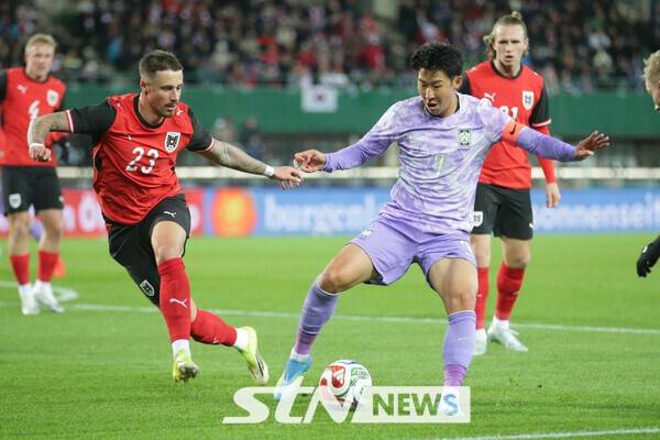 손흥민(오른쪽)이 1일 오전 3시 45분(한국시간) 오스트리아 빈에 위치한 에른스트 하펠 슈타디온에서 열린 3월 A매치 오스트리아전에 임하고 있다. /사진=뉴시스(AP)