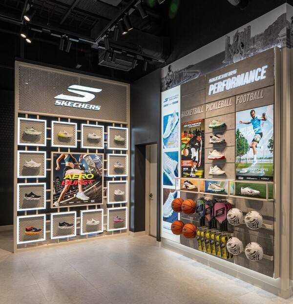 스케쳐스 코리아가 브랜드의 첨단 기술력과 전 종목 퍼포먼스 제품을 한곳에 집약한 국내 첫 번째 '월드 오브 스포츠(World of Sports)' 뉴 컨셉 스토어를 신세계백화점 센텀시티점 몰 2층에 공식 오픈하고 본격적인 운영에 나선다. (퍼포먼스존). /사진=스케쳐스 코리아