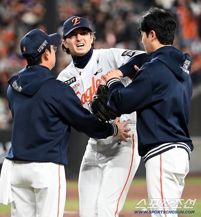 31일 대전한화생명볼파크에서 열린 KT와 한화의 경기. 3회초 무사 1,2루 한화 화이트가 KT 힐리어드의 땅볼타구때 1루 베이스 커버를 하다 부상을 당해 부축을 받고 있다. 화이트는 강재민과 교체됐다. 대전=허상욱 기자wook@sportschosun.com/2026.03.31/