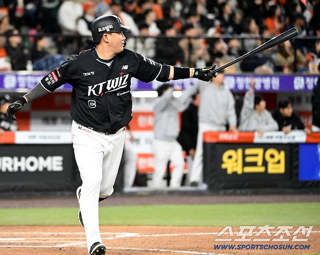 31일 대전한화생명볼파크에서 열린 KT와 한화의 경기. 6회초 1사 1,2루 KT 장성우가 좌익수 방면 큼지막한 타구를 치고 타구를 바라보며 1루로 달리고 있다. 좌익수 문현빈이 타구를 잡아내 장성우는 아웃됐다. 대전=허상욱 기자wook@sportschosun.com/2026.03.31/